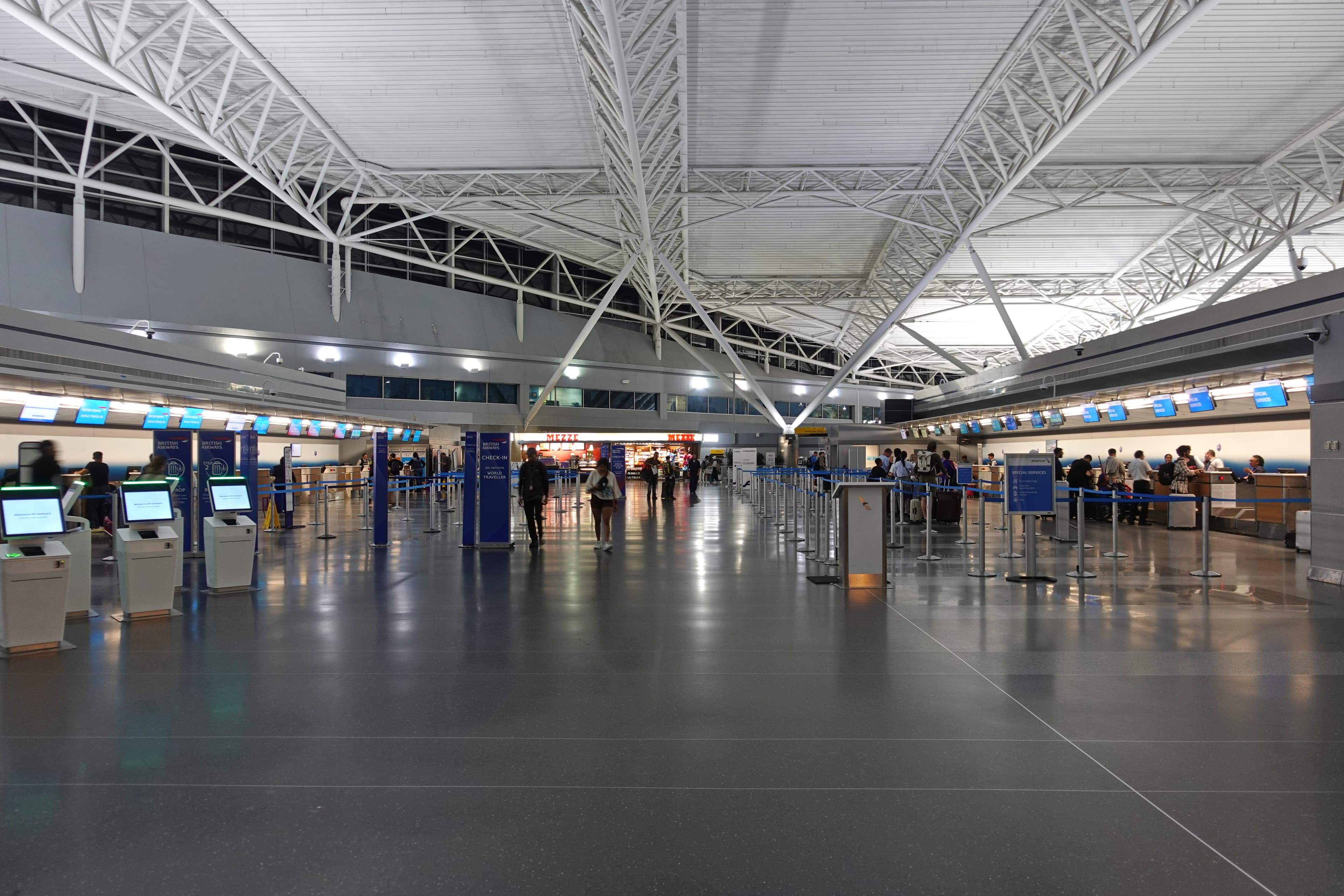 Escena editorial de supervisión operativa en terminal